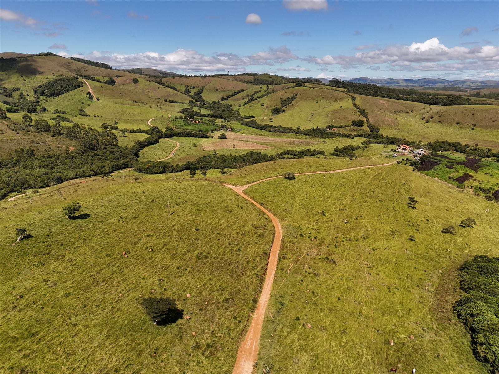 Vista aérea da estrada de terra que leva à fazenda