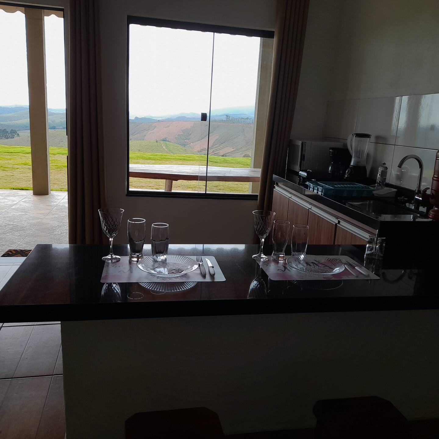 Cozinha com vista para as montanhas